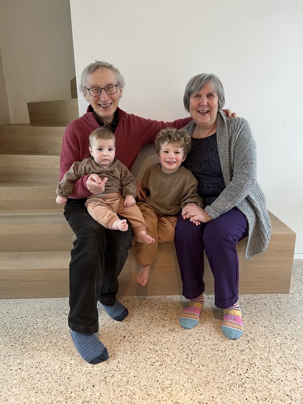 Marc Versluys en Martine thuis, met hun kleinkinderen